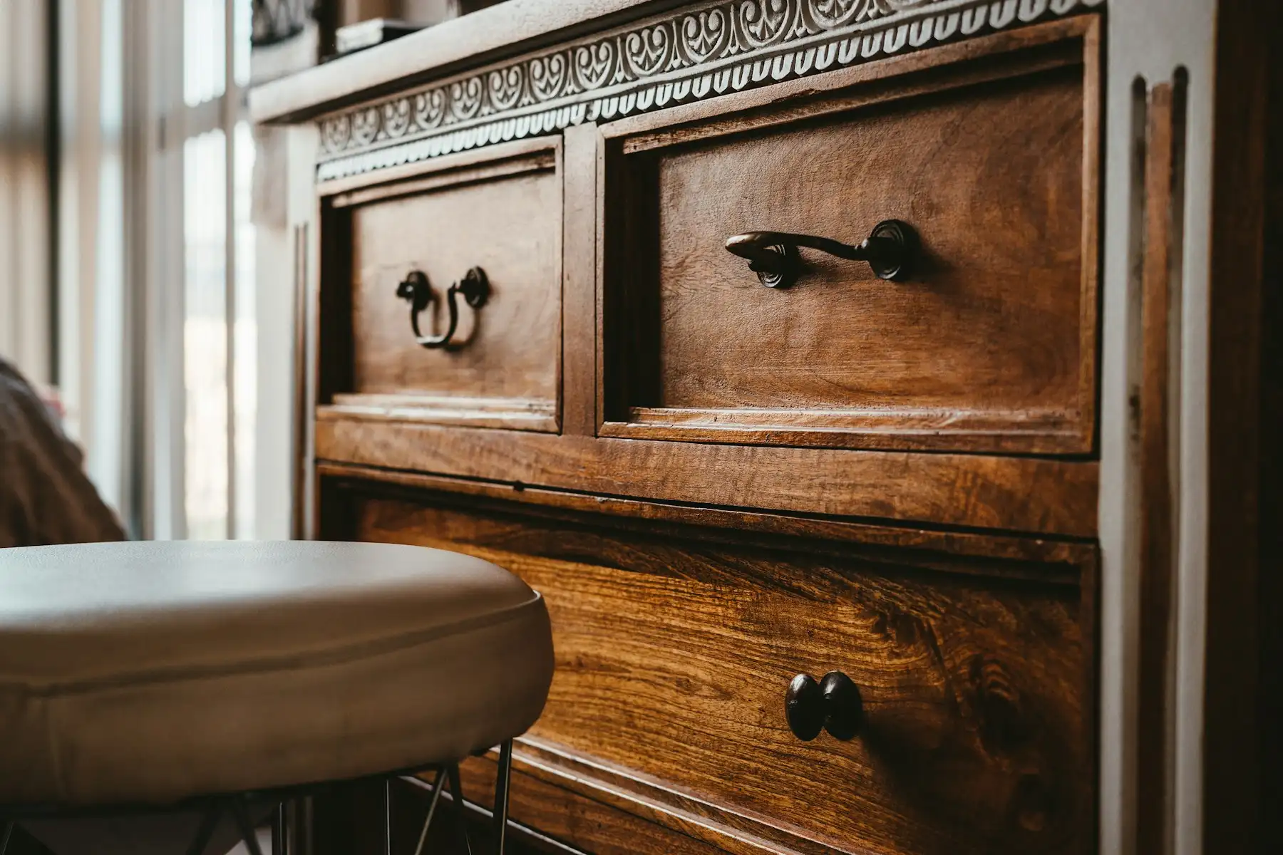 Commode ancienne en bois patiné à poignées en laiton, avant restauration