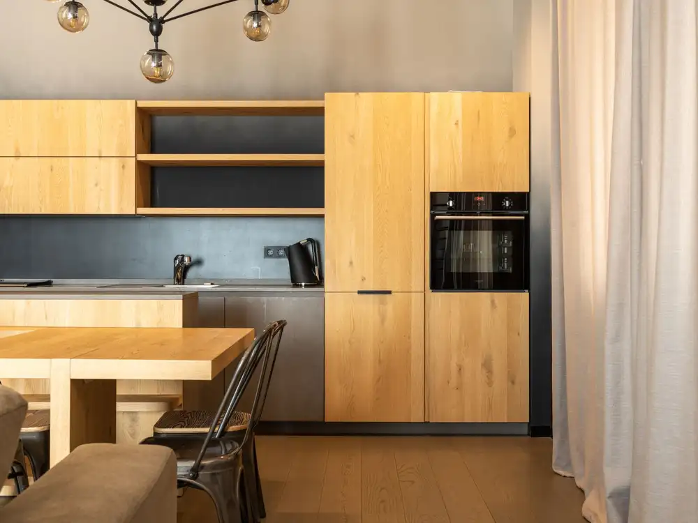 Cuisine en chêne aux façades lisses, colonnes et table à manger en bois massif