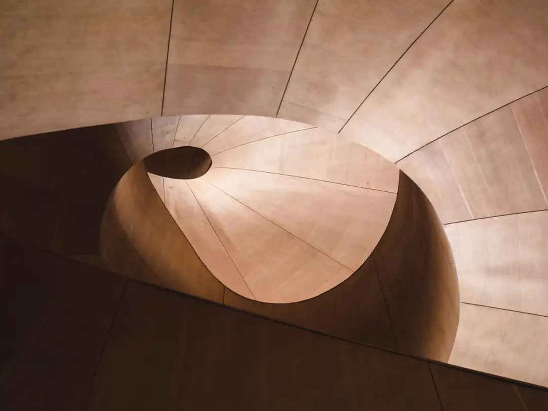 Wendeltreppe ganz aus gebogenem Holz, von oben gesehen