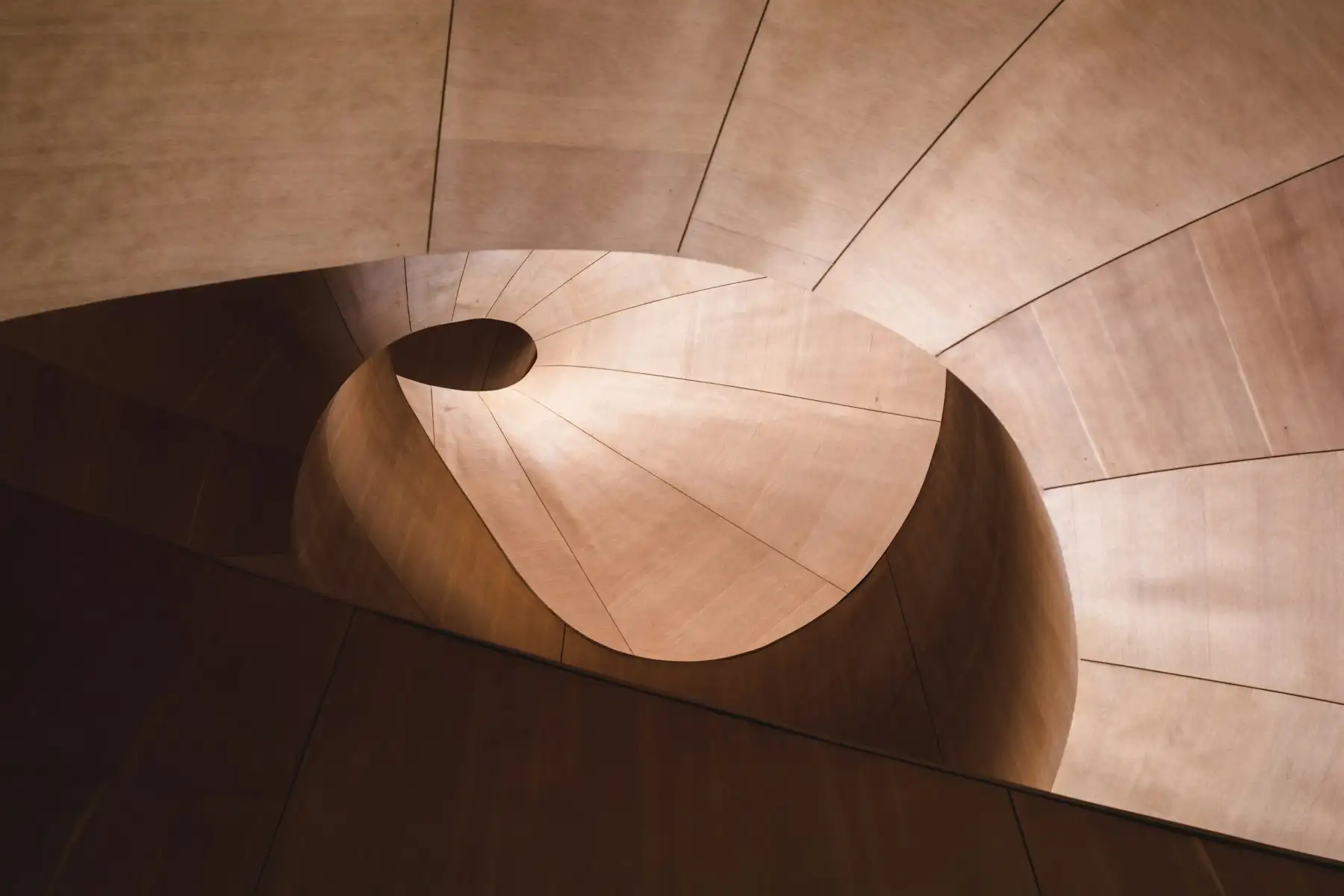 Escalier hélicoïdal entièrement en bois cintré, vu en plongée