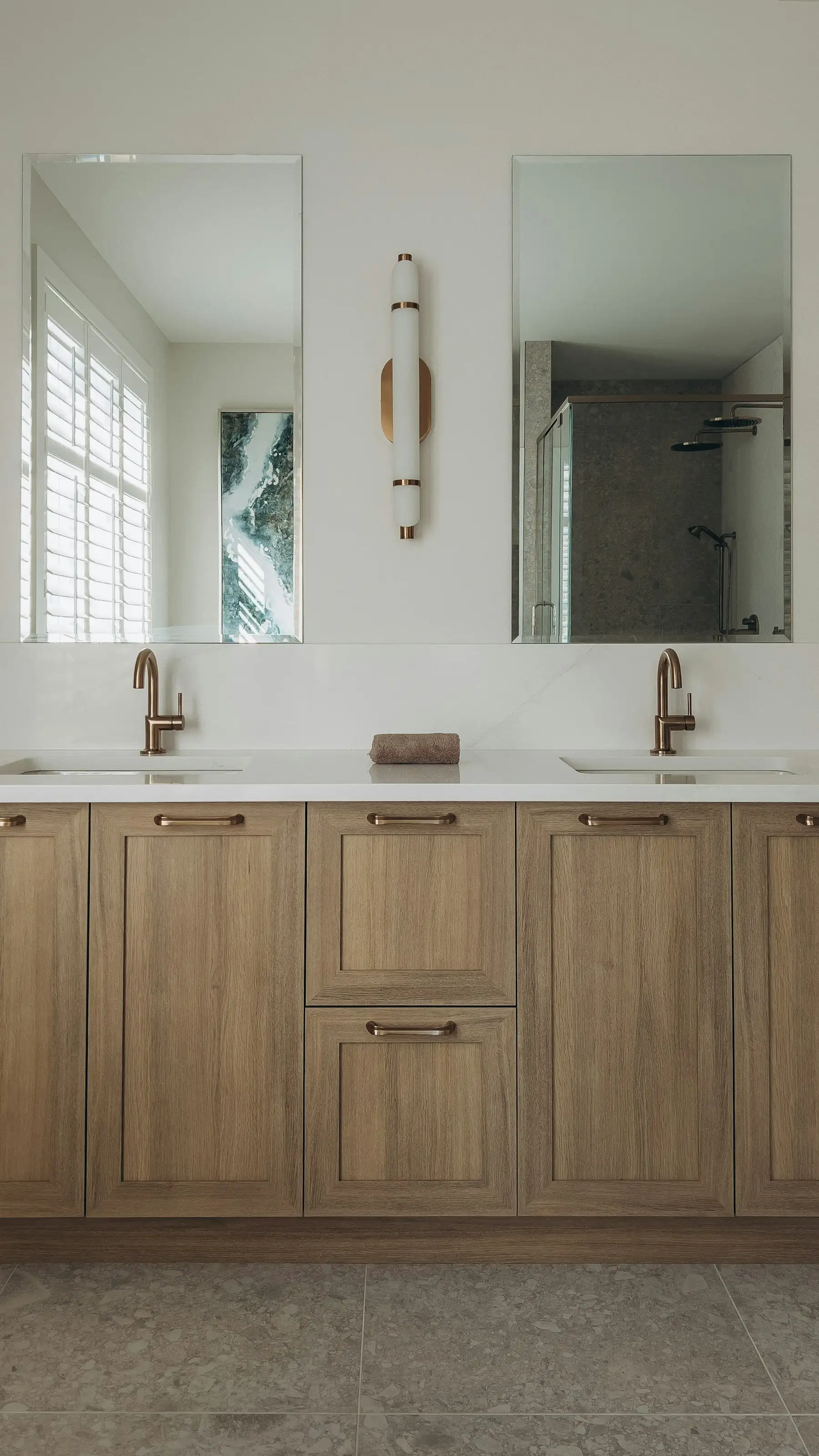 Meuble vasque en chêne à portes à cadre et tiroirs, deux miroirs et robinetterie laiton