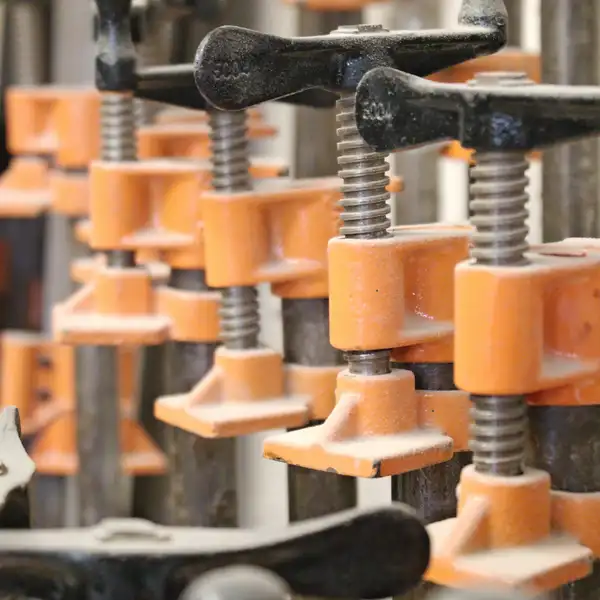 Rangée de serre-joints à tube suspendus dans l’atelier
